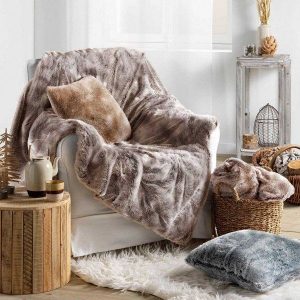 Plaid imitation fourrure chocolat sur un fauteuil